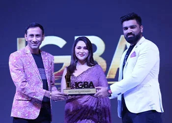 "eedge" receiving award for Best Emerging Online Learning Platform